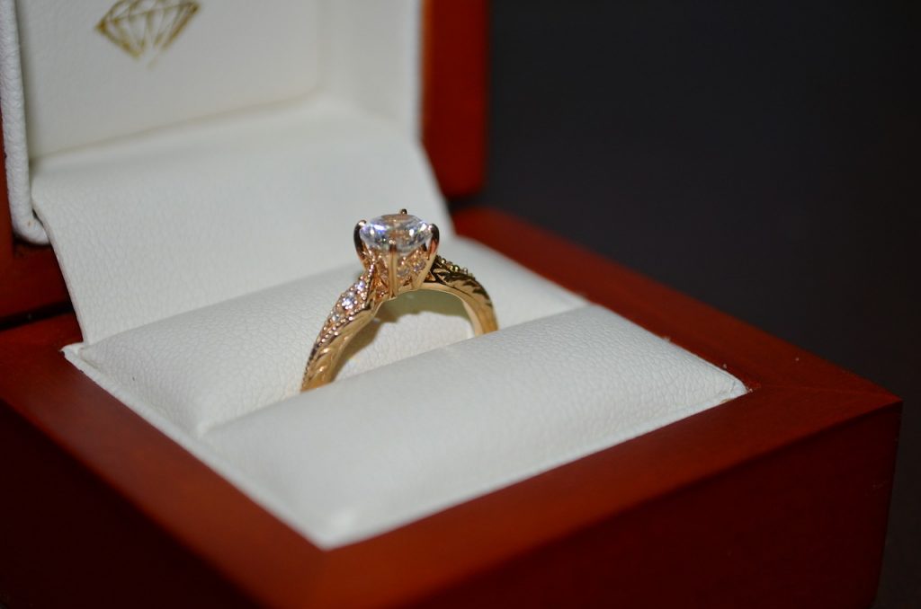 טבעת נישואין מיהלום בקופסה